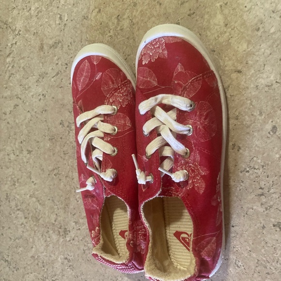 Casual Red Floral Women's Sneakers - Picture 2 of 3